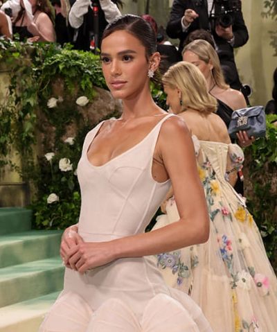 Bruna Marquezine sánh vai huyền thoại Uma Thurman trong đầm hoa Tory Burch