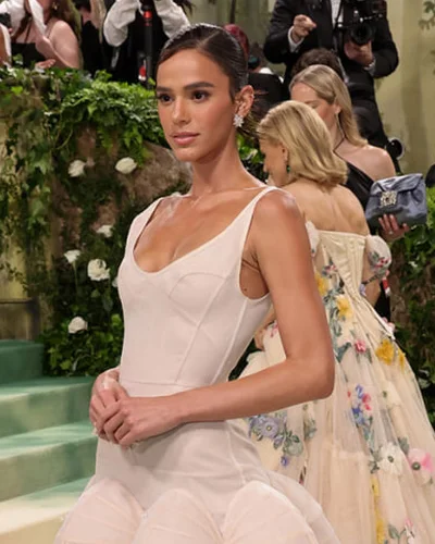 Bruna Marquezine sánh vai huyền thoại Uma Thurman trong đầm hoa Tory Burch