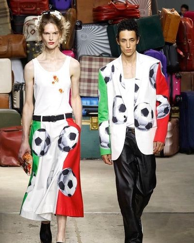 Moschino SS25: Những rung cảm được đánh thức tại chân trời mới