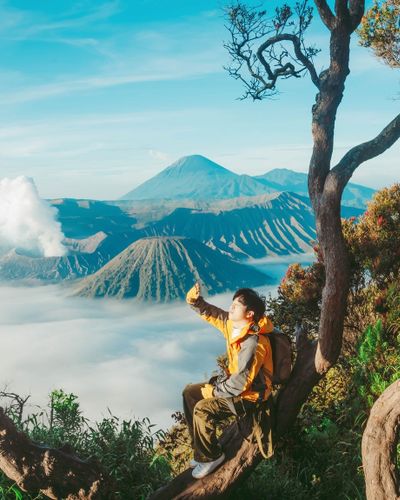 Chán không gian yên bình, chàng trai Việt vi vu khám phá núi lửa nghi ngút khói