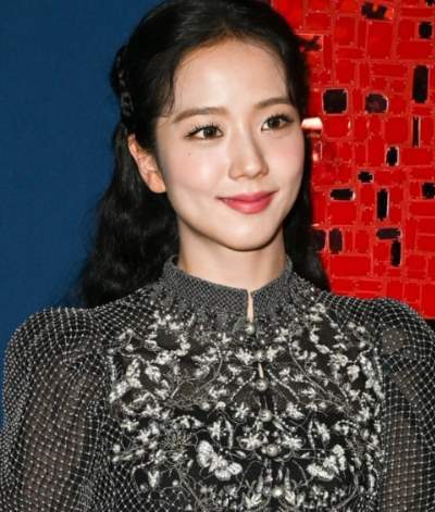 Jisoo vừa là công chúa, vừa là nữ hiệp sỹ khi dự show Dior Haute Couture Thu Đông 2024