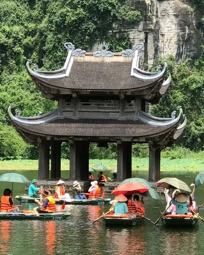 Ngẩn ngơ trước cảnh non nước hữu tình của Tràng An ngày hè