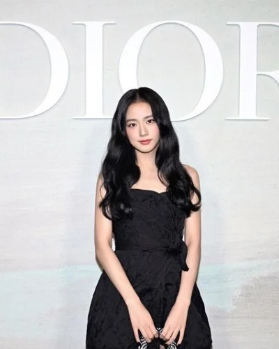Dấu ấn thời trang của Jisoo vượt 3 thành viên Blackpink
