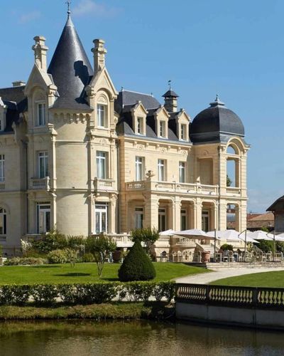 Château pháo đài, cao đài, lâu đài và… tượng đài
