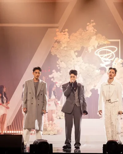 Anh trai 'say hi' đẫm nước mắt