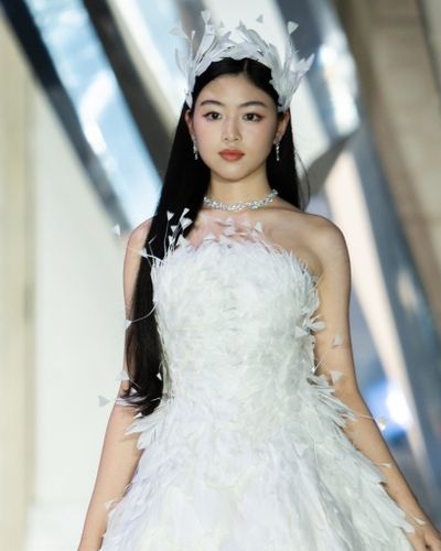 Lọ Lem "xé truyện bước ra", lần đầu catwalk trong show diễn của NTK Chung Thanh Phong