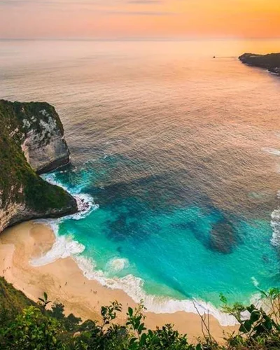 Bãi biển đẹp thứ hai của châu Á, được ví như đuôi khủng long dẫn đến biển xanh giữa lòng Bali