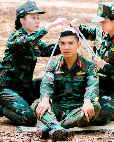 Sao nhập ngũ tập 4: Cõng thương binh 75kg, Uyển Ân được tuyên dương