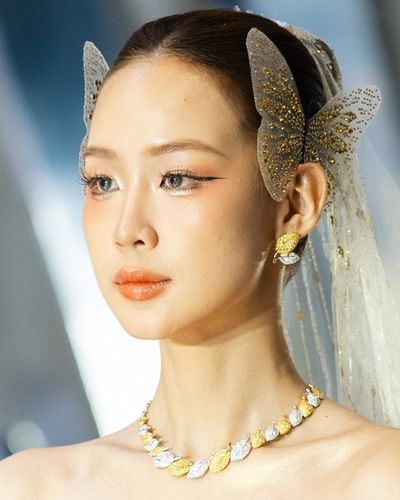 1 NTK Việt "chơi lớn" khi đưa trang sức kim cương hàng chục tỷ đồng vào show diễn, chế tác giới hạn cho mẫu váy cưới "thần tiên"
