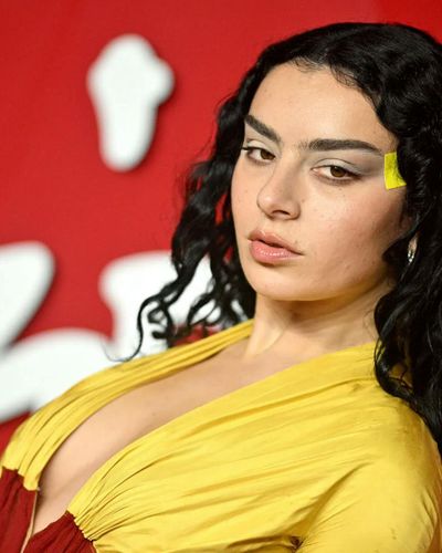 Charli XCX mang năng lượng Brat Girl vào chiến dịch H&M sắp ra mắt