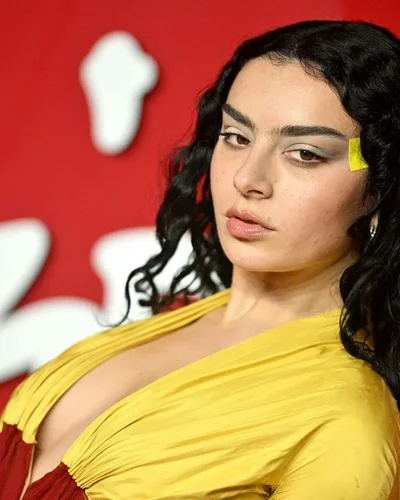 Charli XCX mang năng lượng Brat Girl vào chiến dịch H&M sắp ra mắt