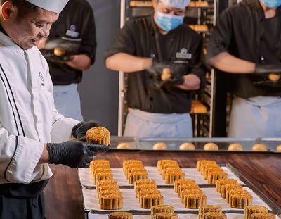 Có gì bên trong những hộp bánh trung thu tiền triệu nhưng vẫn ‘cháy hàng’?