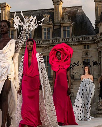 Valentino thay đổi lịch trình trình diễn thời trang dưới sự dẫn dắt của tân giám đốc sáng tạo Alessandro Michele