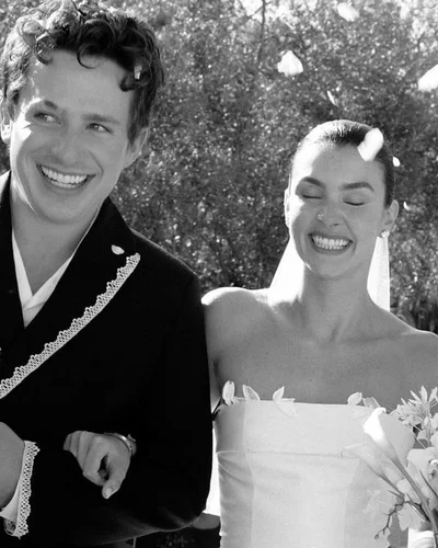 Lời hứa “Us, Forever” trong trang phục cưới của Charlie Puth và Brooke Sansone