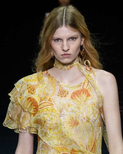 Versace Spring 2025 – Niềm vui của những năm 90