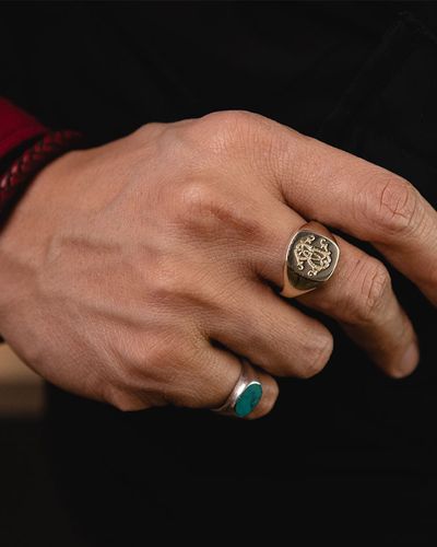 Nhẫn signet: Từ biểu tượng quyền lực đến phụ kiện cá tính