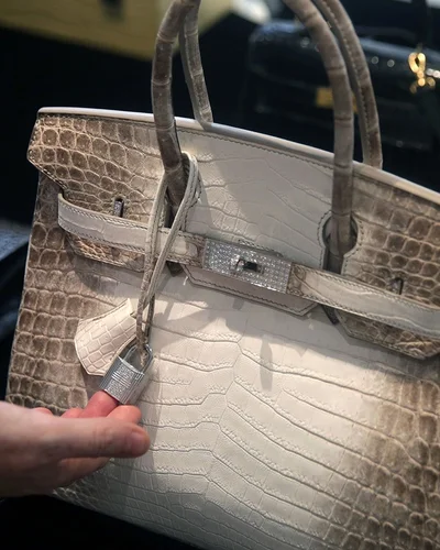 Hermès "bạch tạng" được làm kỳ công đến mức nào mà được coi là "chén thánh" giới sưu tập, có tiền không chắc mua được?