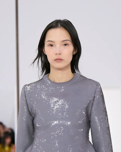 Loewe SS25 RTW: Jonathan Anderson tái hiện thế kỷ 19 của Loewe
