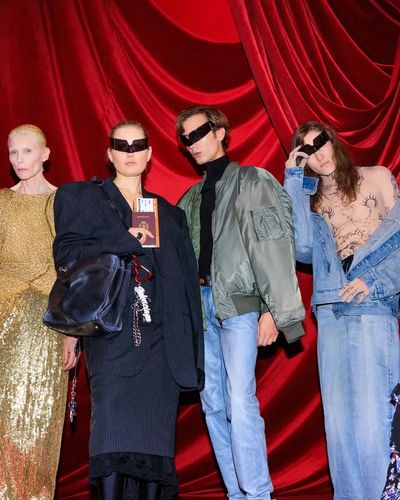 Balenciaga dẫn đầu cuộc cách mạng thời trang bền vững với chất liệu vải lên men