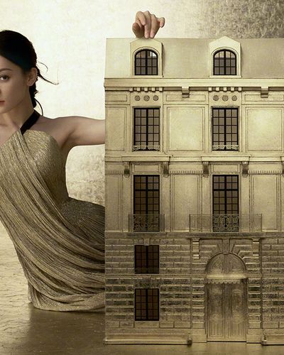 Địch Lệ Nhiệt Ba, nữ thần vàng ròng trong Dior Haute Couture