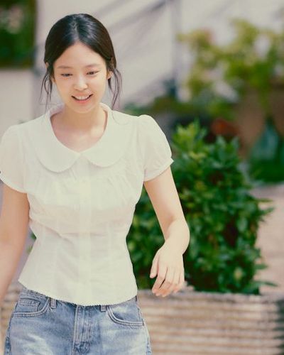 Những bản phối “cottagecore” của Jennie (BLACKPINK) trong “My Name Is Gabriel”