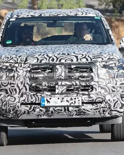 Mitsubishi Pajero Sport 2026 chạy thử trên đường