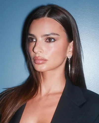 Emily Ratajkowski, Bella Hadid mê chung một dòng trang sức