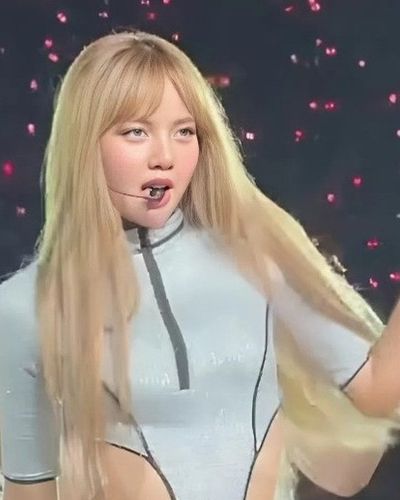 Lisa lại gây bàn luận