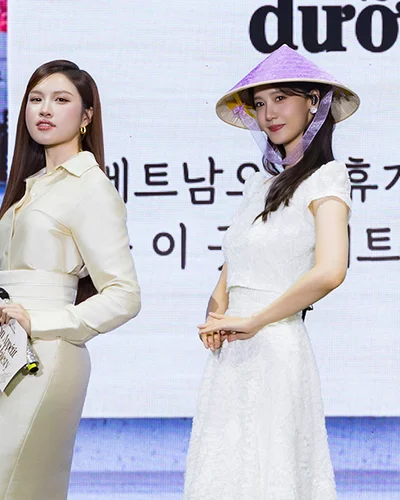 Khéo như MC Thanh Thanh Huyền hướng dẫn Yoona (SNSD) tạo dáng với nón lá
