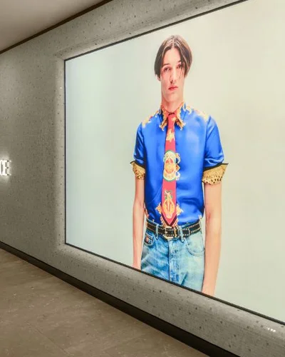 Cửa hàng Versace tại Rex Hotel trở lại với diện mạo xa hoa, đẳng cấp
