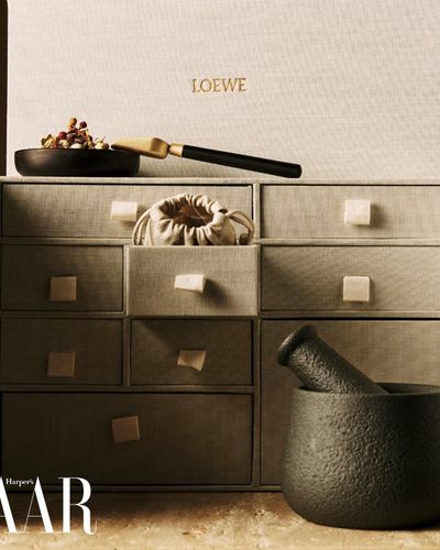 Hộp quà Trung Thu 2025 của LOEWE kể chuyện thỏ ngọc giã thuốc