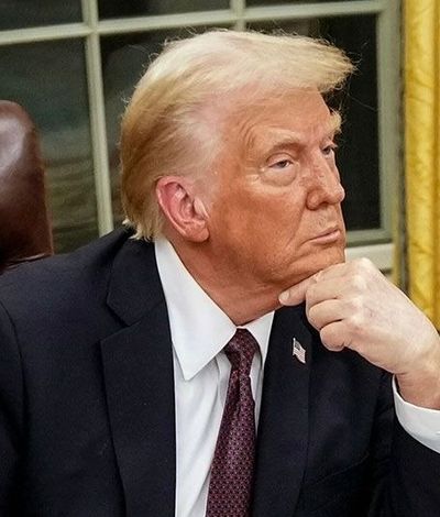 Đồng hồ Rolex bí ẩn trên bàn làm việc ông Trump