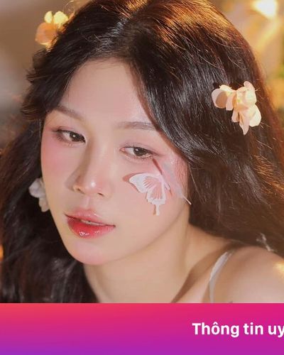 Hot girl đấu kiếm đón sinh nhật gợi cảm