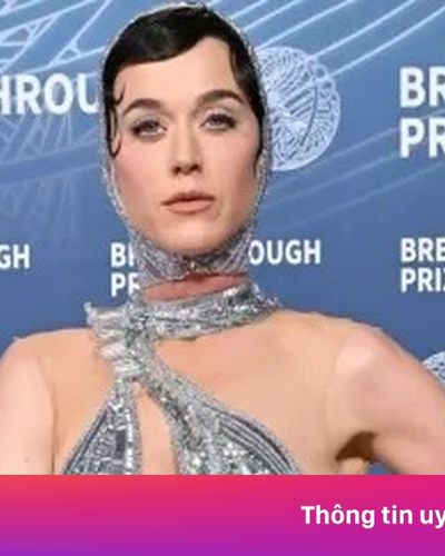 Katy Perry mặc hở bạo