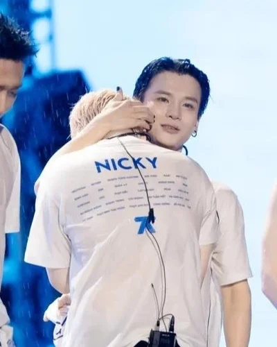 Dương Domic quỳ lạy và tiếc nuối ở concert cuối của Anh trai 'say hi'
