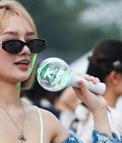 Hàng nghìn người đổ về SVĐ Mỹ Đình xem concert cuối Anh trai say hi