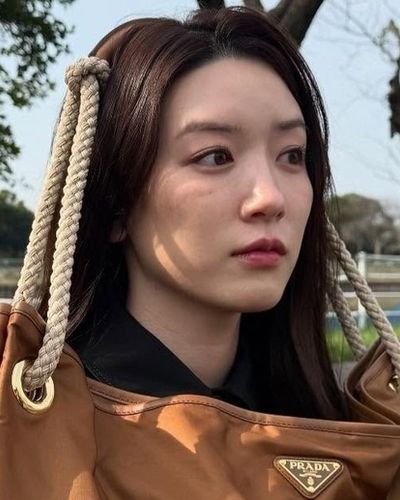 Prada cắt hợp đồng đại sứ thương hiệu với 'ngọc nữ Nhật Bản'