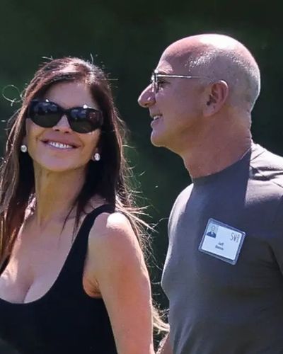 Lauren Sánchez và Jeff Bezos tình tứ tại 'trại hè tỷ phú'