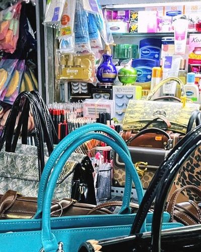 3 phân khúc giày Nike, túi Dior 'nhái' từ chợ Bà Chiểu đến chợ mạng