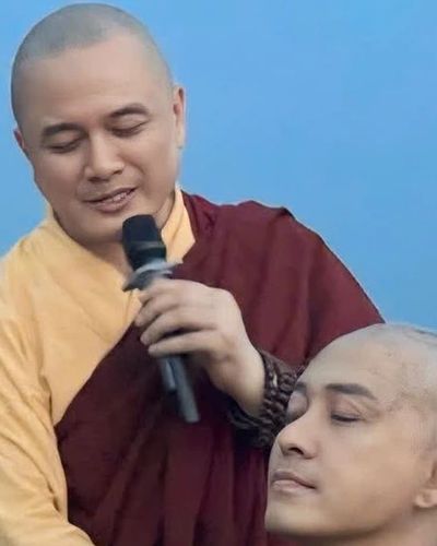 Tuấn Hưng cạo trọc đầu
