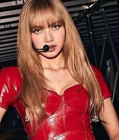 Lisa theo mốt không quần với Ferrari
