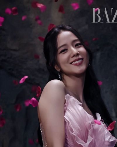 Đến Khu bảo tồn Mandai ở Singapore, bước vào MV Your Love của Jisoo