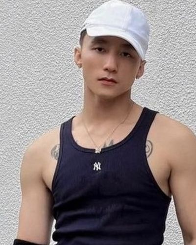 Sơn Tùng M-TP khoe cơ bắp