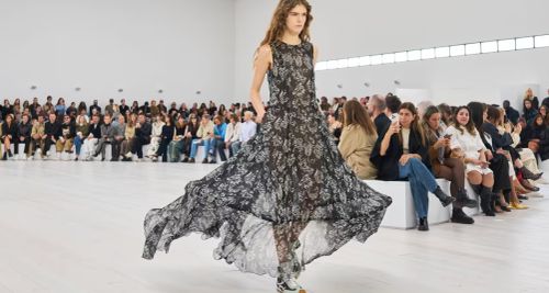 BST LOEWE Xuân Hè 2025: Tối giản âm thanh, tối đa chuyển động