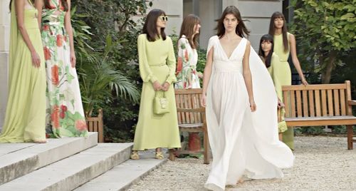 BST Xuân- Hè 2022 từ nhà mốt Elie Saab: Làn gió giản dị tinh tế
