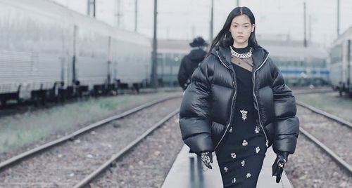 Givenchy resort 2022: Khát vọng tự do của tuổi trẻ