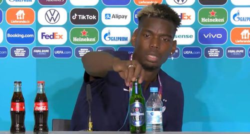 Tiếp nối CR7, Pogba dẹp chai bia trên bàn họp báo