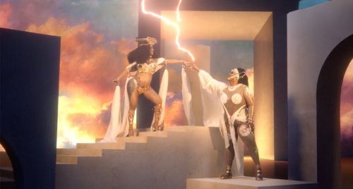 Visual đỉnh cao của Cardi B và Lizzo trong MV Rumors