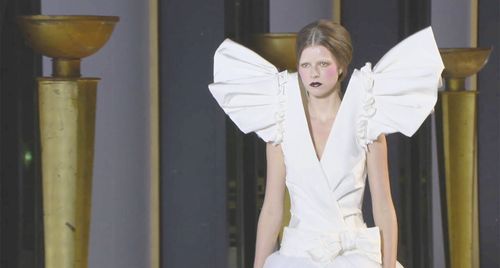 Victor & Rolf Haute Couture Xuân Hè 2022: Thế giới của ma cà rồng