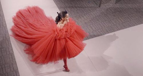 Giambattista Valli - Haute Couture Xuân/Hè 2022: Đương đại hòa cùng cổ điển